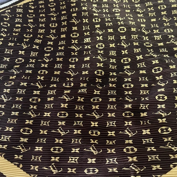 Louis Vuitton Silk Pleated Scarf. - Picture 5 of 10